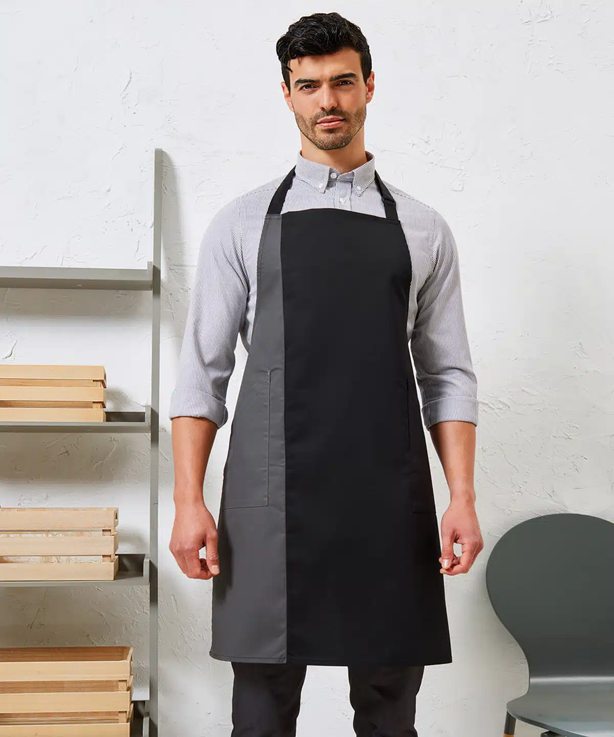 Contrast bib apron